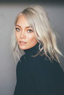 How tall is Pom Klementieff?